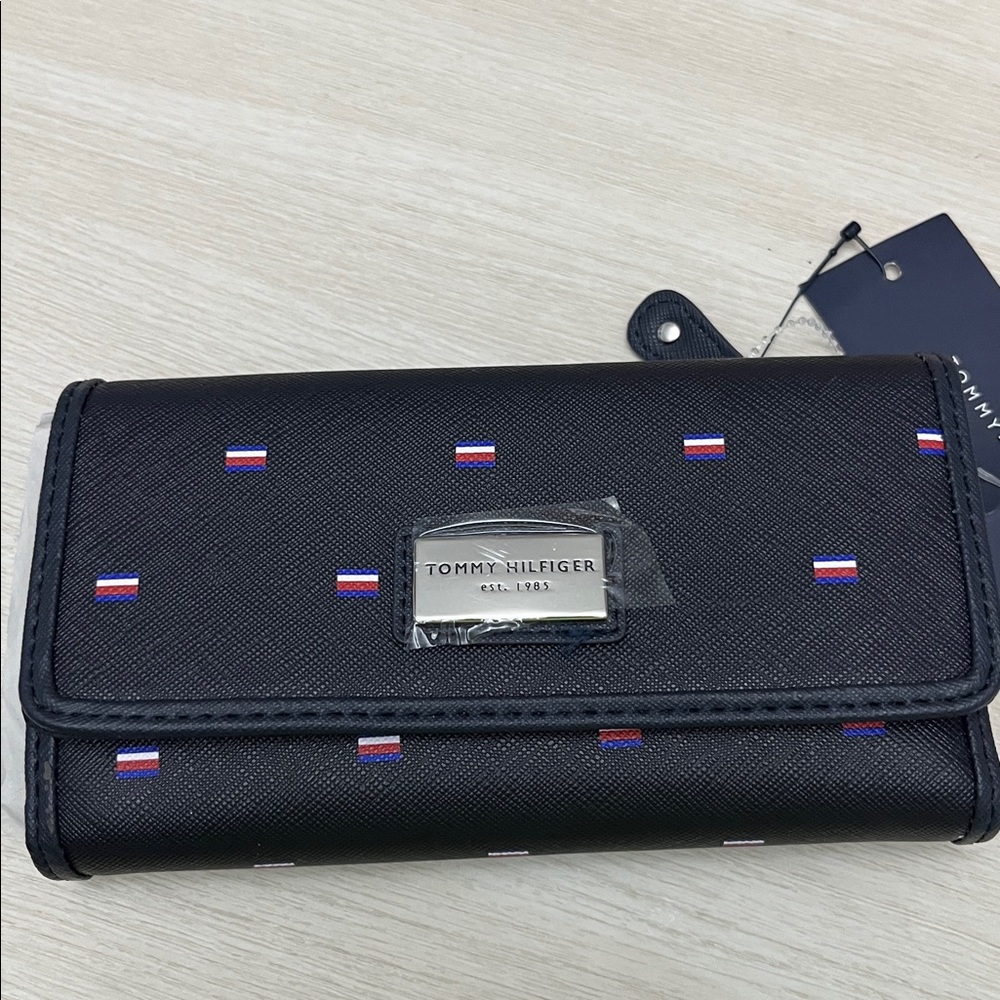 New Tommy Hilfiger Wallet-Woman